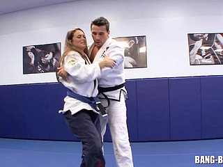 Karate School fickt seinen Schüler direkt nach dem Bodenkampf