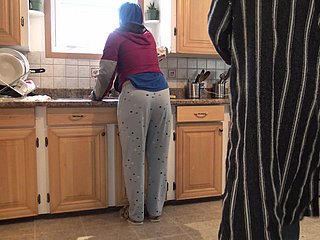 Moroccan Spliced Gets Creampie Doggystyle Quickie Connected with Someone's skin Kitchen