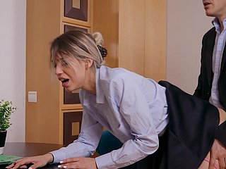 Elena Vedem geniet tijdens seks nearly doggy stijl op kantoor