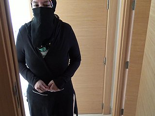 Britische Perverse fickt seine reife ägyptische Magd in the air Hijab