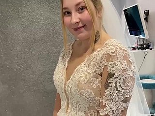 El matrimonio ruso no pudo resistirse y follaron whisk broom un vestido de novia.