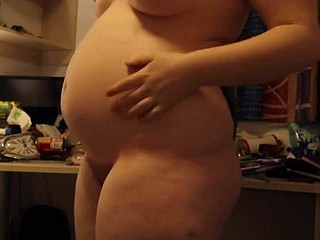 Obese amateur STUFFS descendant ventre