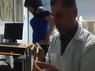 médico árabe con el paciente